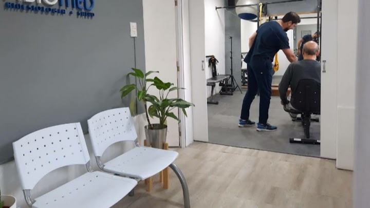 Gimnasio de rehabilitación activa en FISIOMED Paraná